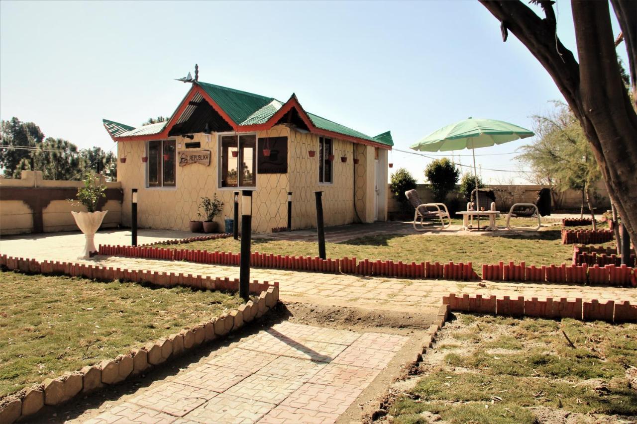 Republika Central Mansehra Esterno foto